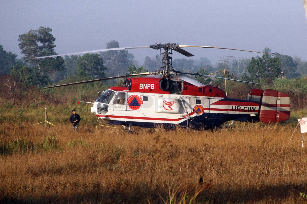 Helikopter BNPB Mendarat...
