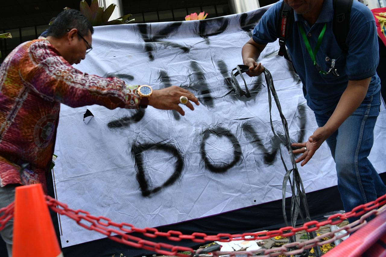 Aktivis Gelar Aksi Damai...