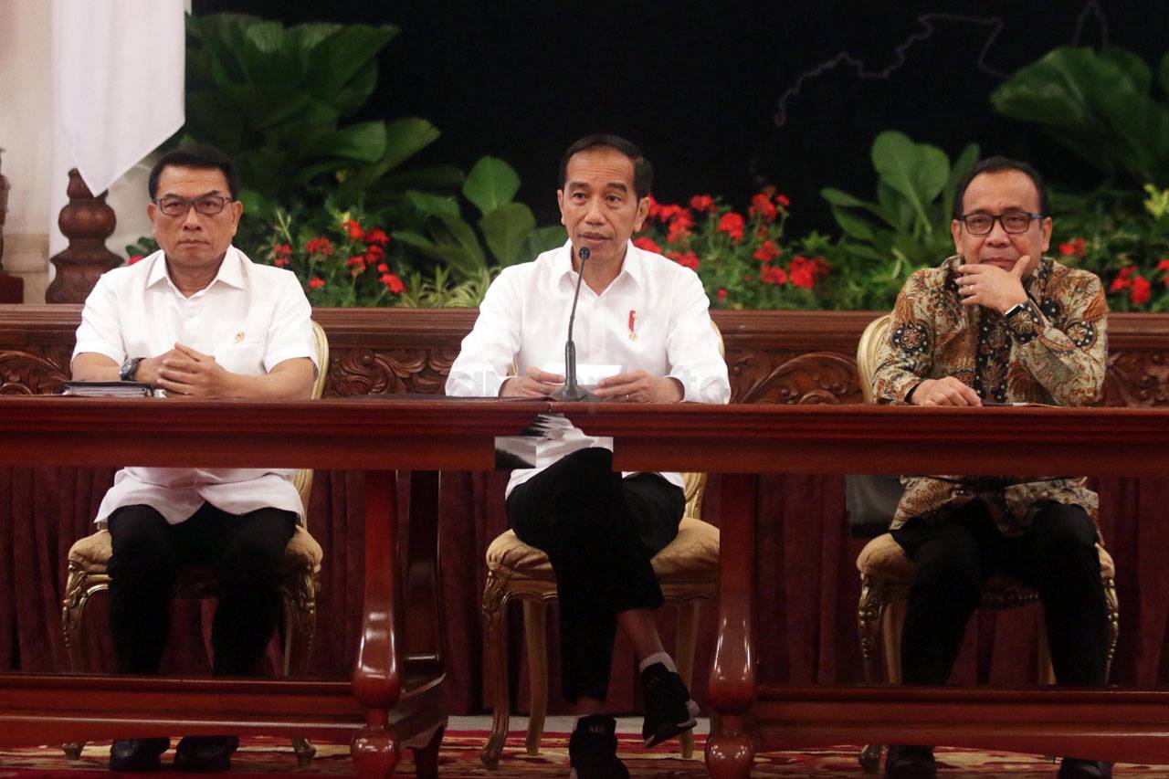 Presiden Jokowi Berikan...