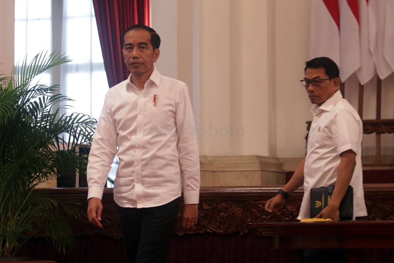 Presiden Jokowi Berikan...