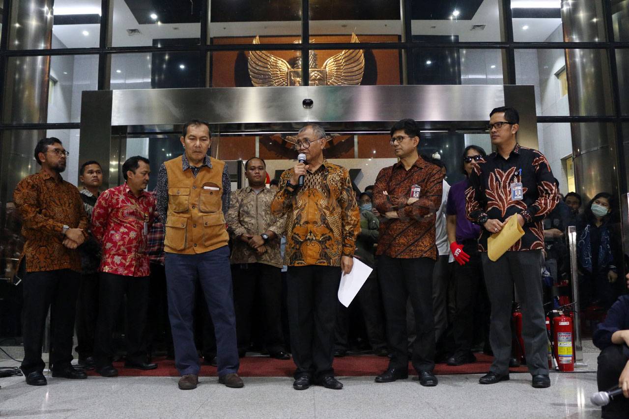 Pimpinan KPK Serahkan...