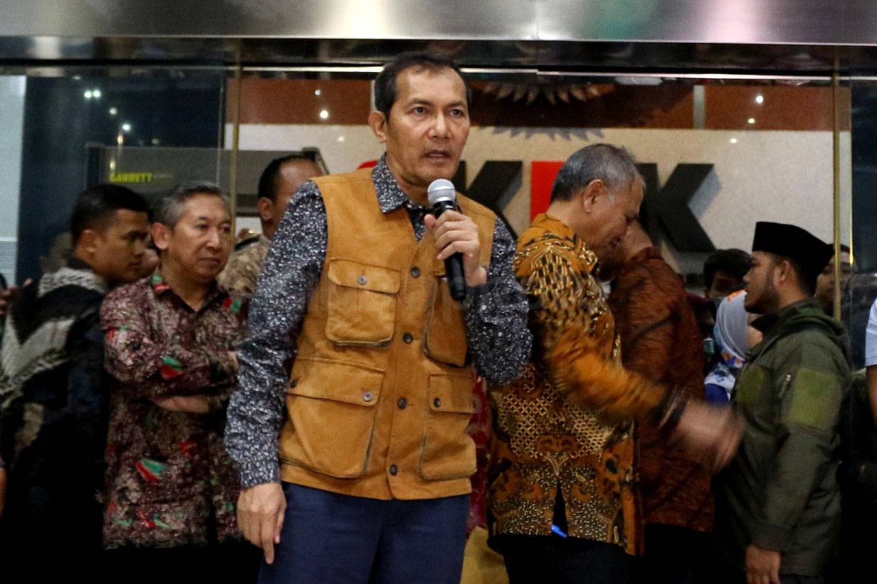 Pimpinan KPK Serahkan...