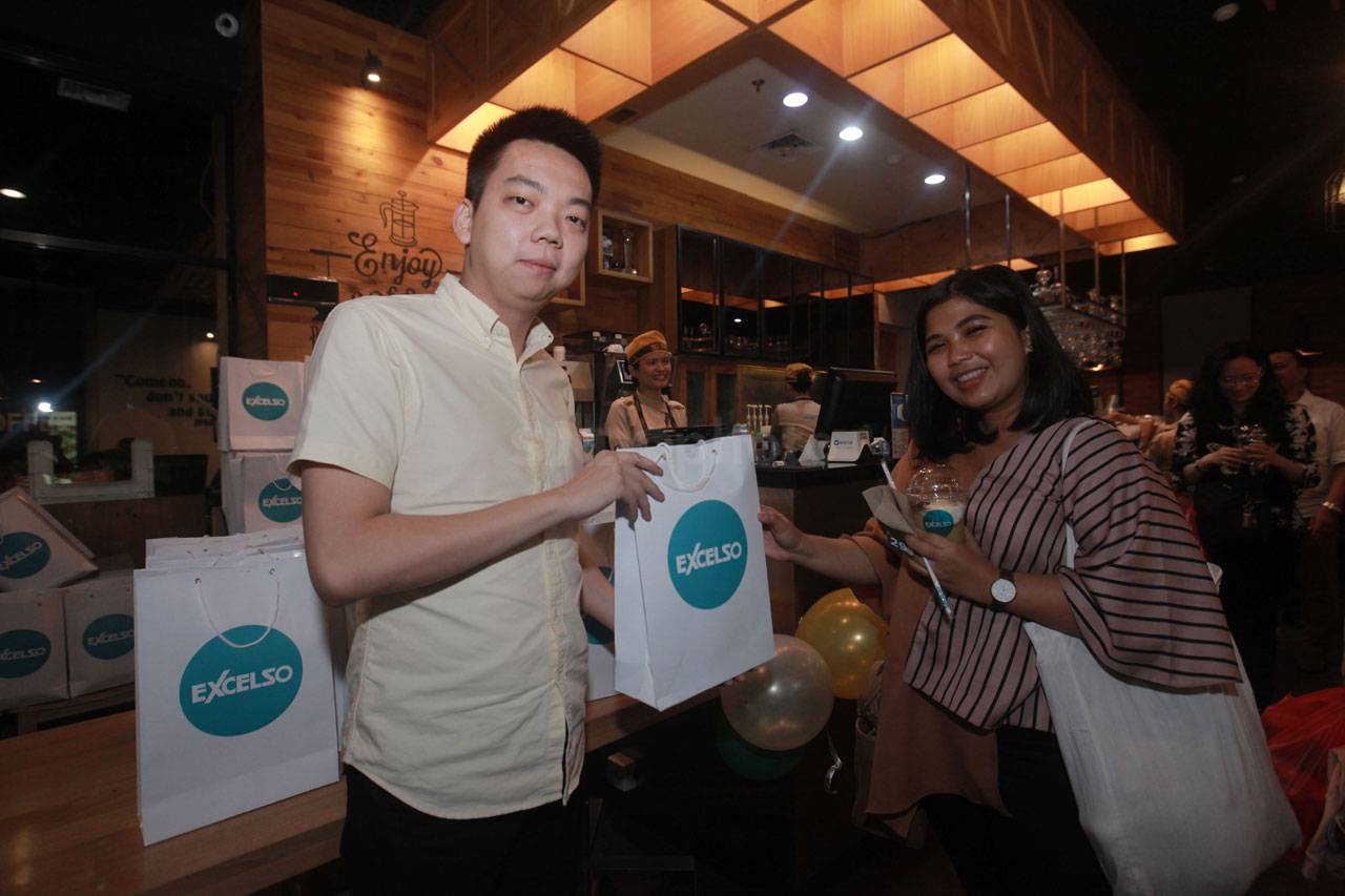 Excelso Bagi-Bagi Hadiah...