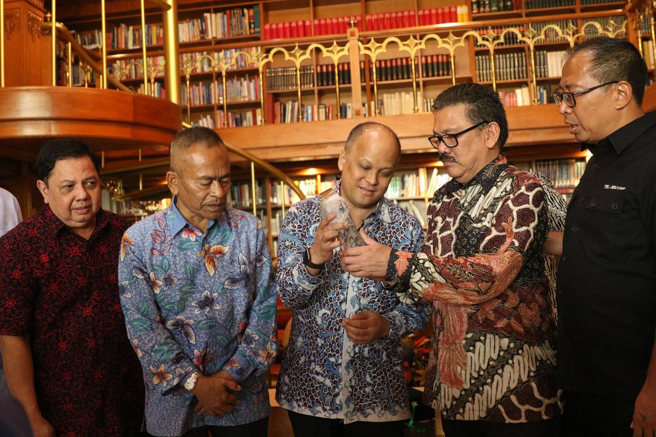 PWI Berikan Penghargaan...