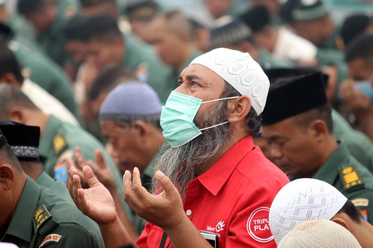 Umat Islam Laksanakan...
