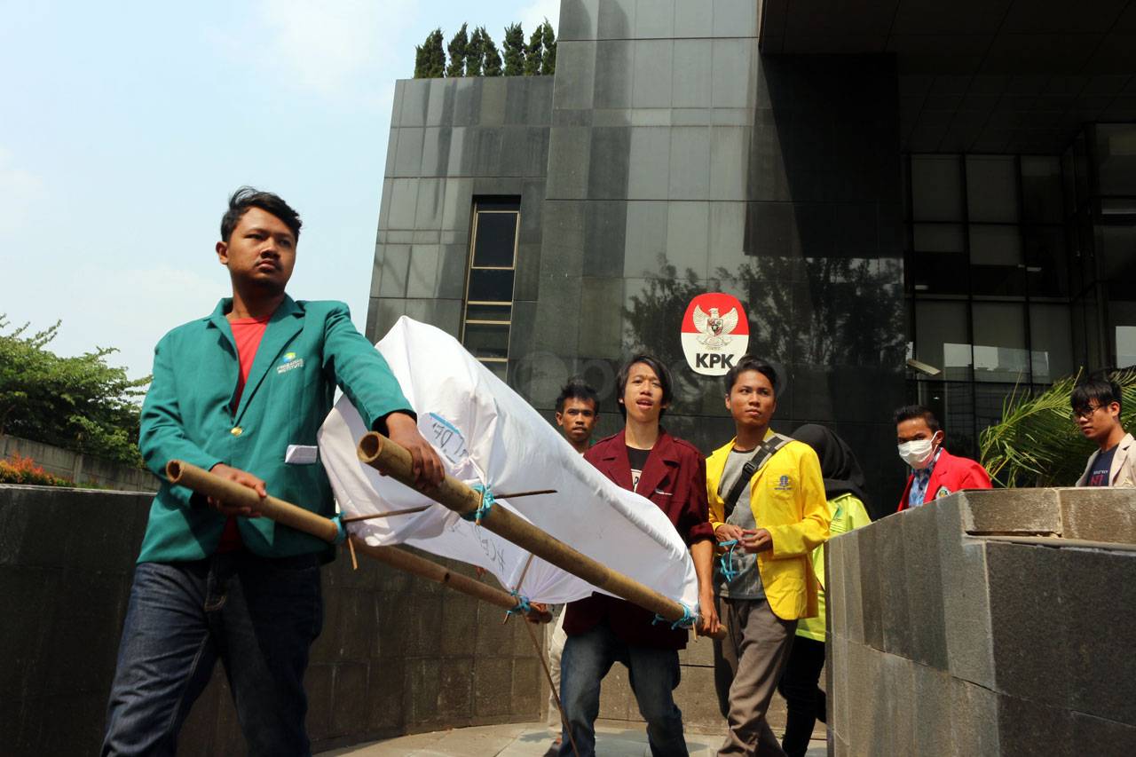 Puluhan Mahasiswa Gelar...