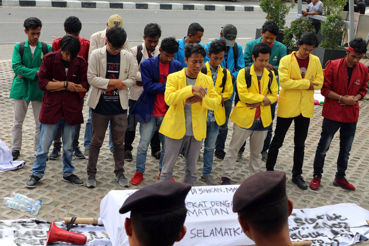 Puluhan Mahasiswa Gelar...
