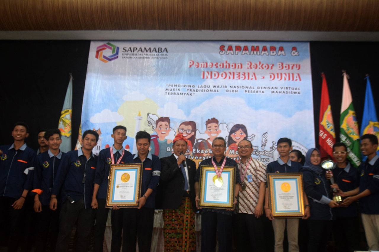2.670 Mahasiswa Nyanyikan...