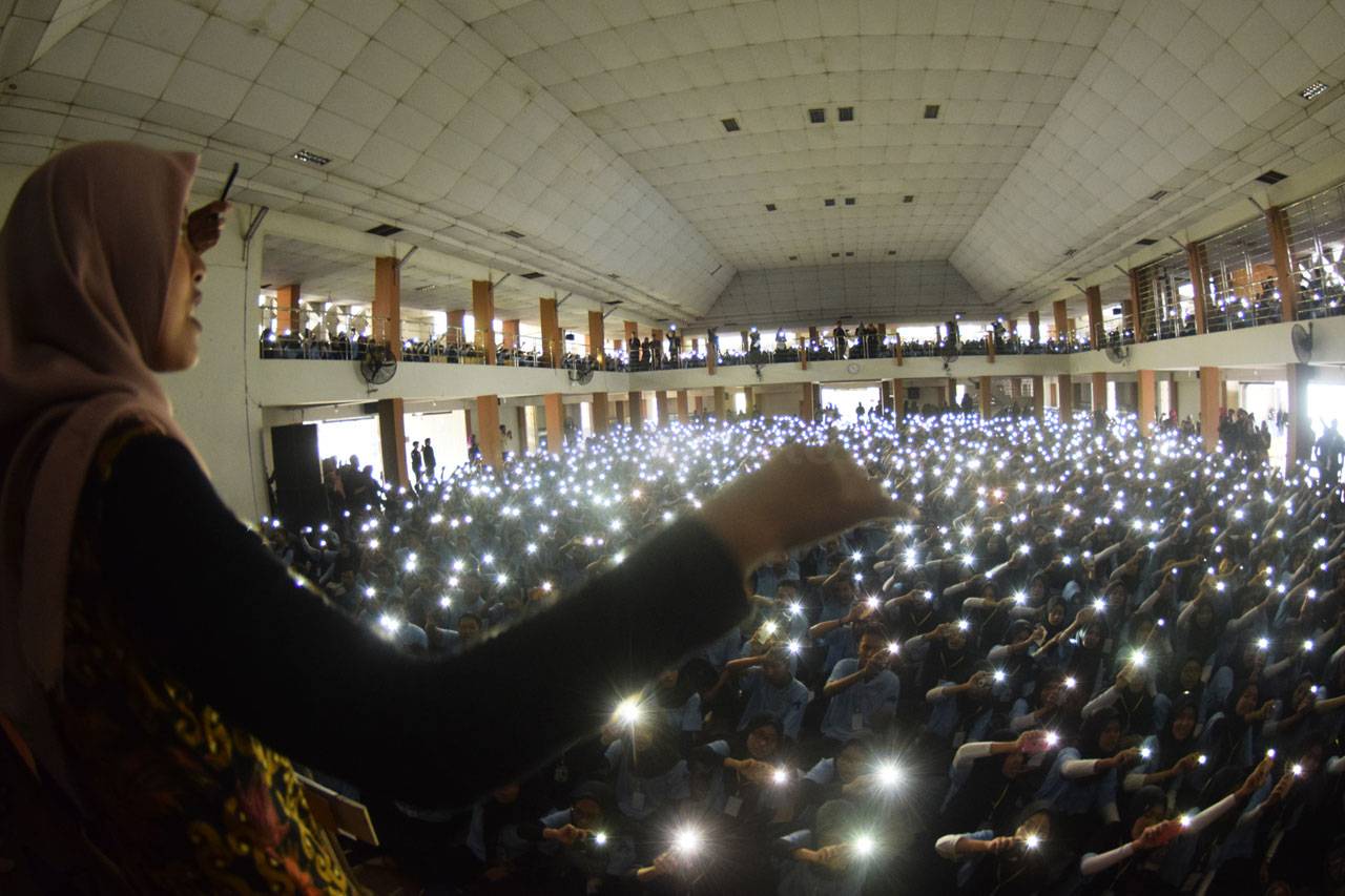 2.670 Mahasiswa Nyanyikan...