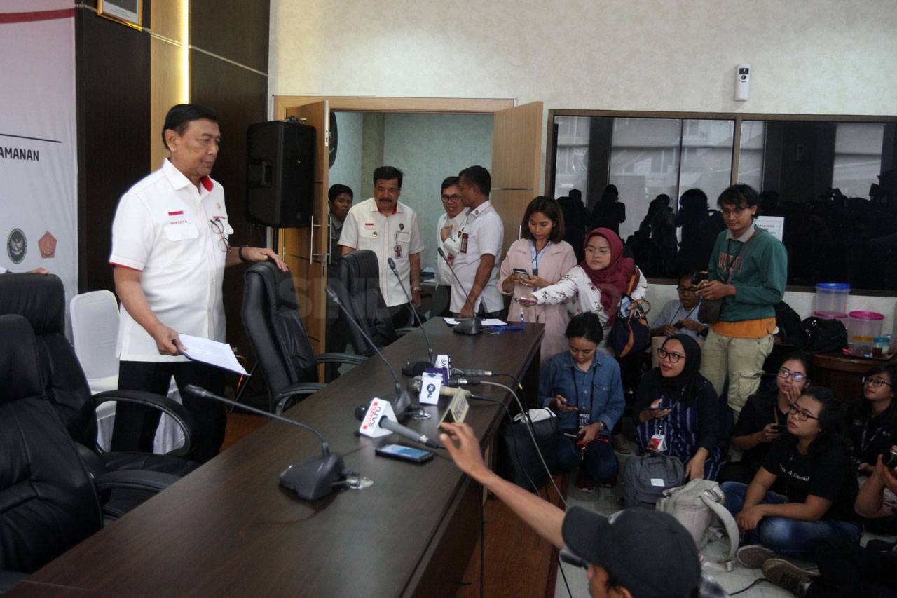 Wiranto Berikan Keterangan...