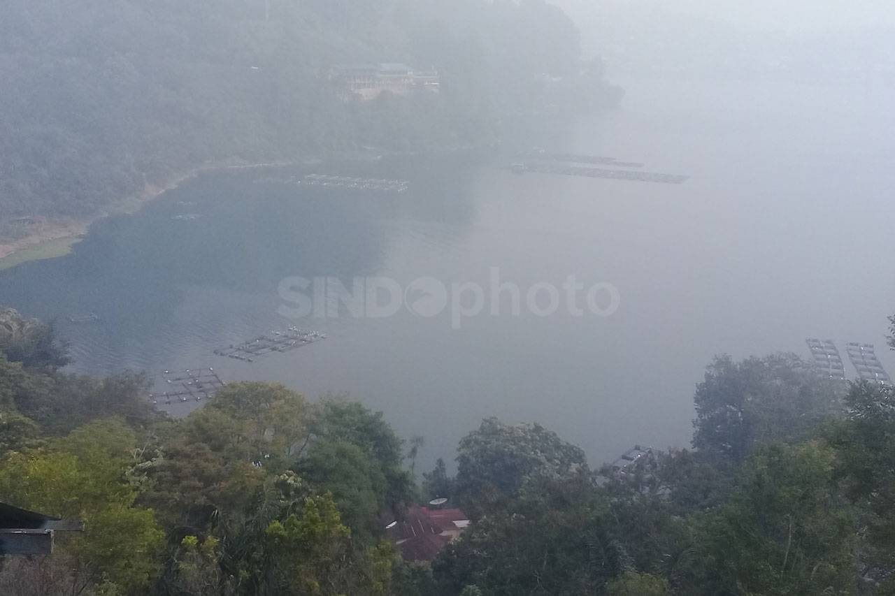Danau Toba Diselimuti...