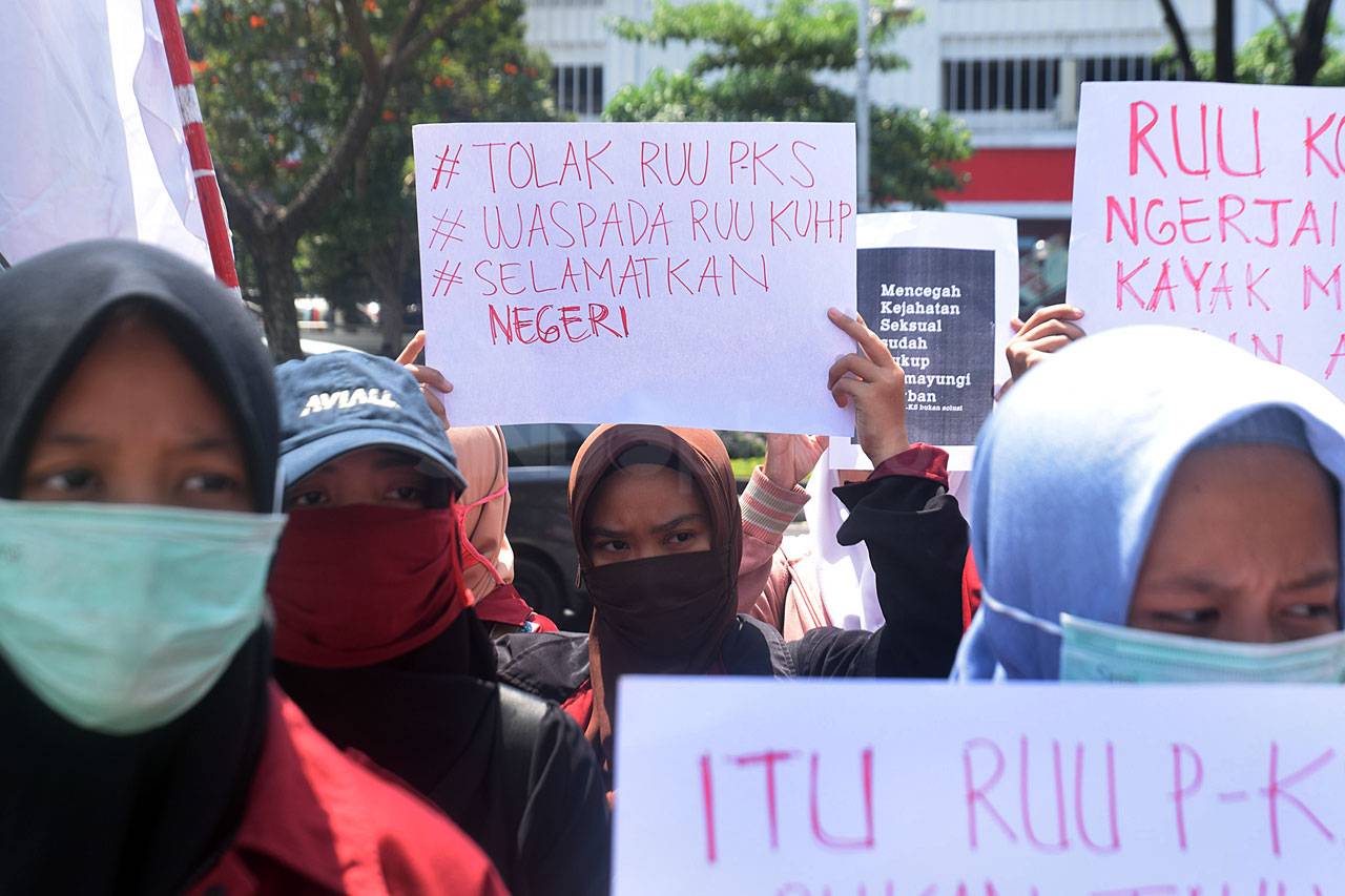 KAMMI Demo Tolak Pengesahan...