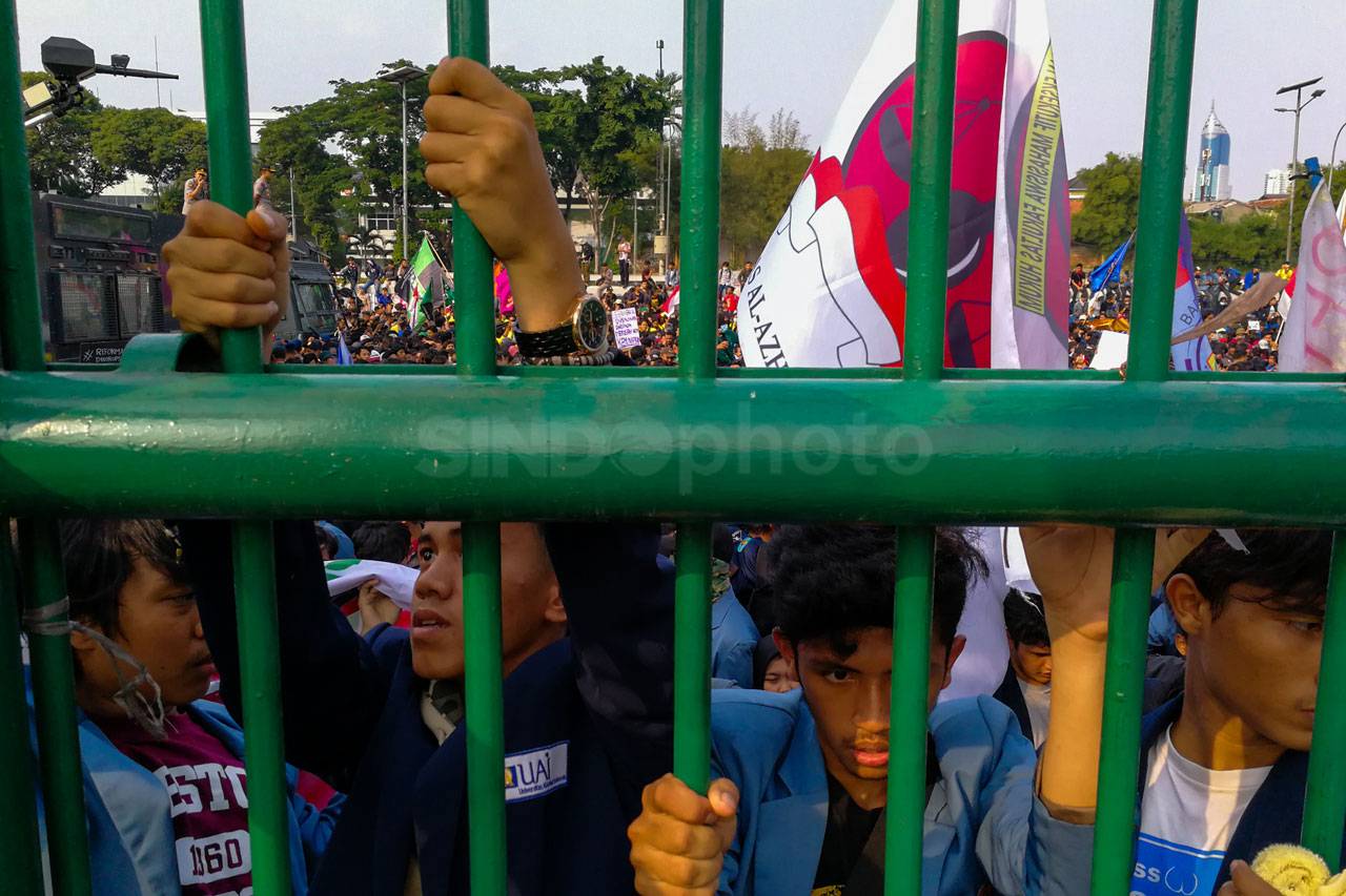 Ribuan Mahasiswa Demo...