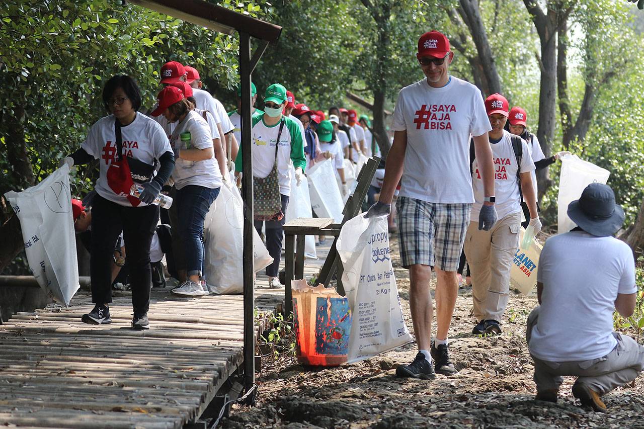 Sampoerna Bersihkan...