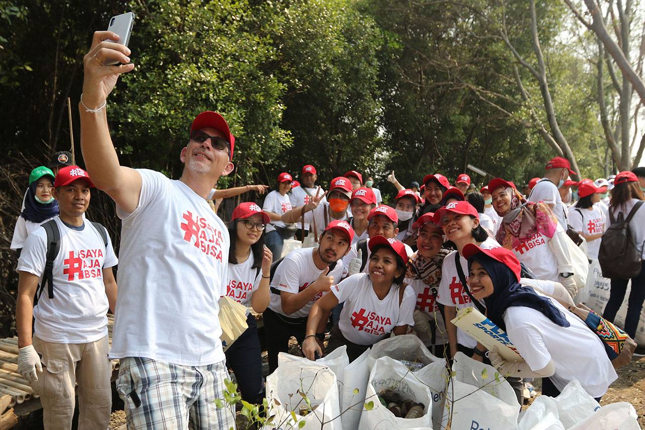 Sampoerna Bersihkan...