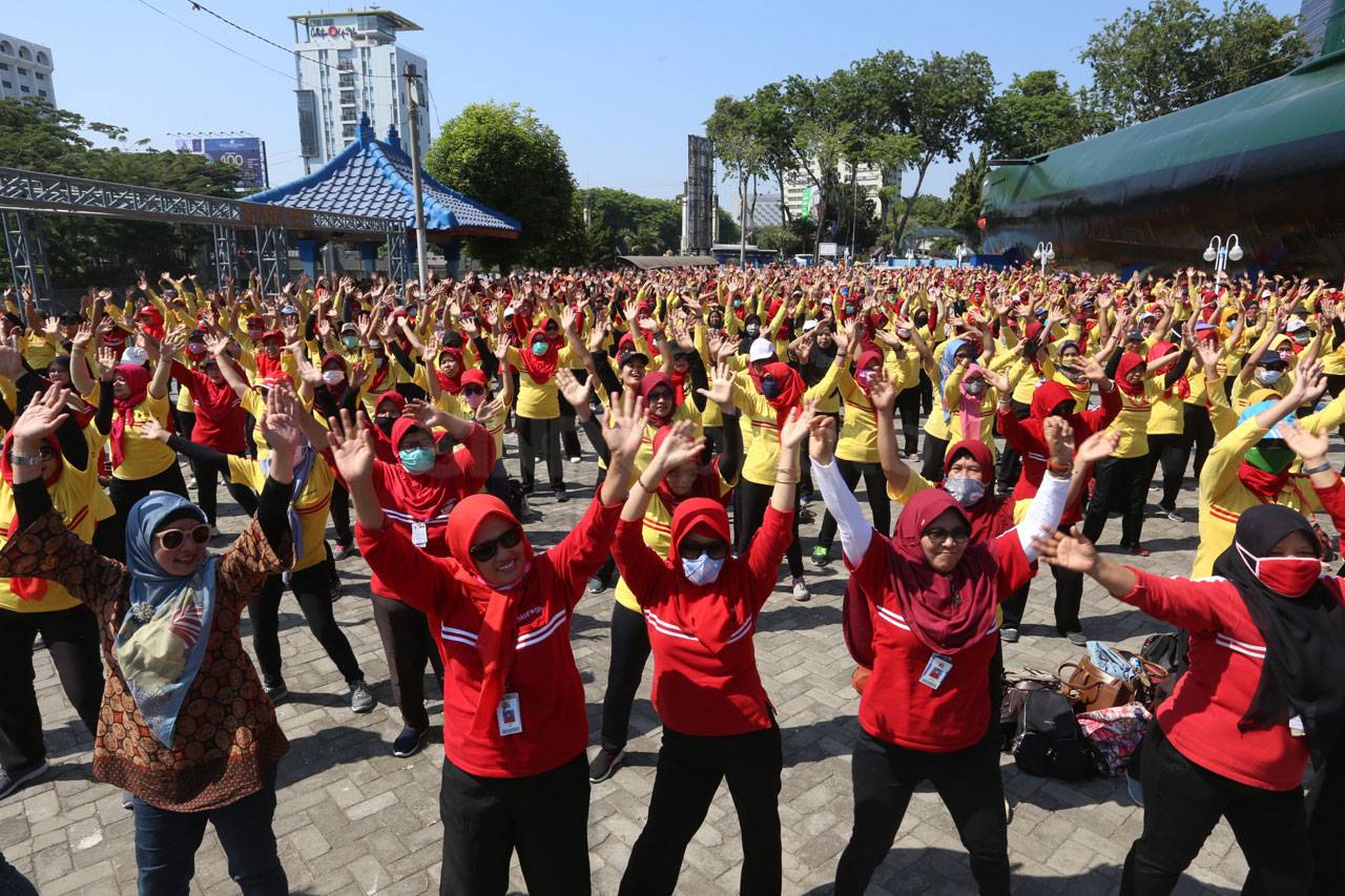 Ribuan Pelinting Desak...