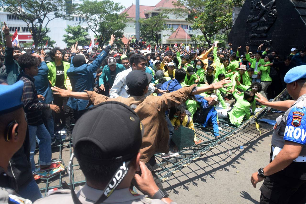 Setelah Robohkan Pagar,...