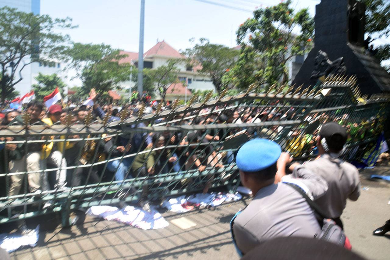 Setelah Robohkan Pagar,...