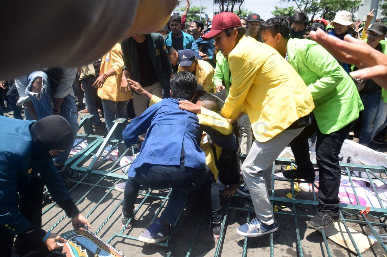 Setelah Robohkan Pagar,...
