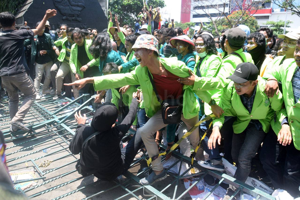 Setelah Robohkan Pagar,...