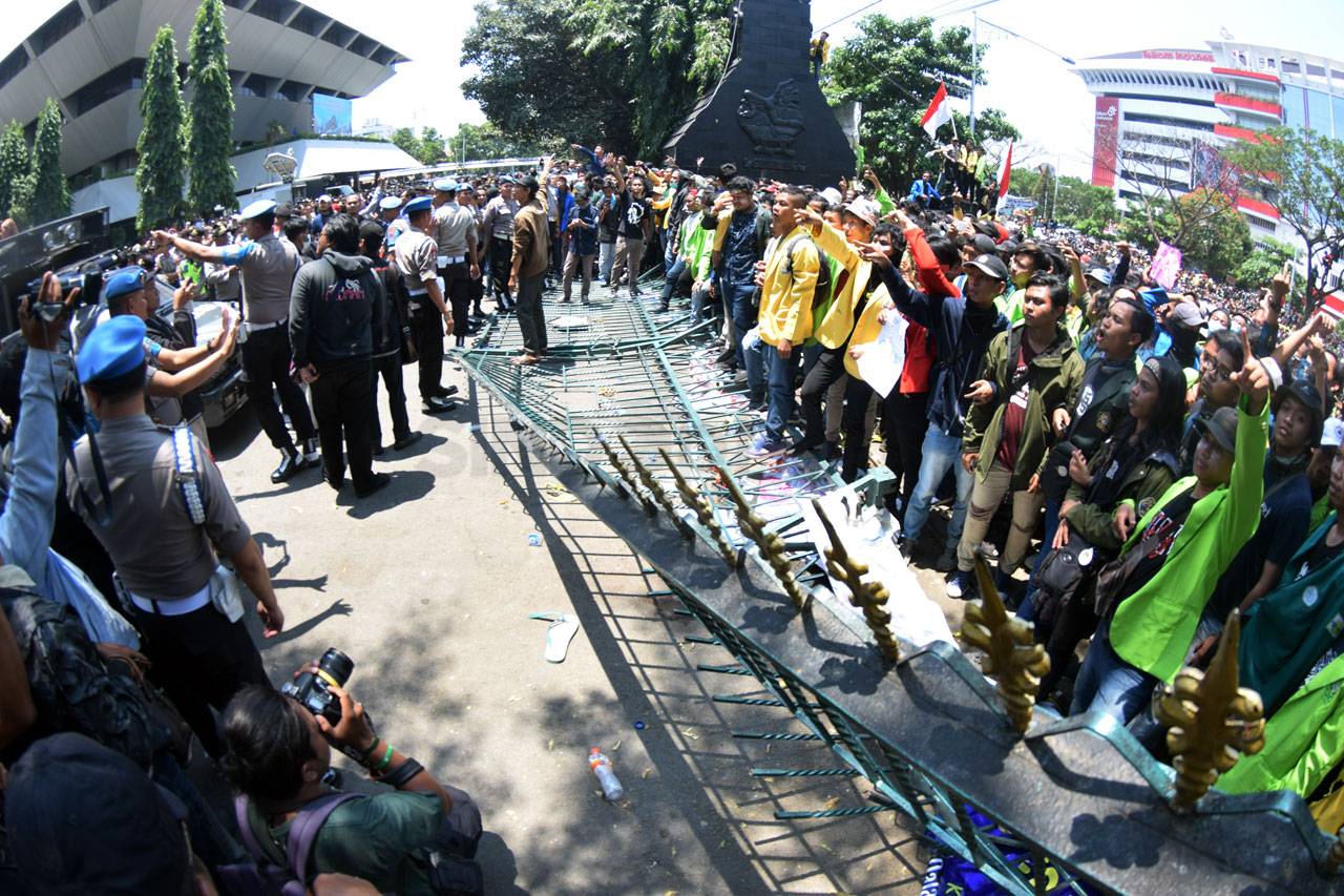 Setelah Robohkan Pagar,...
