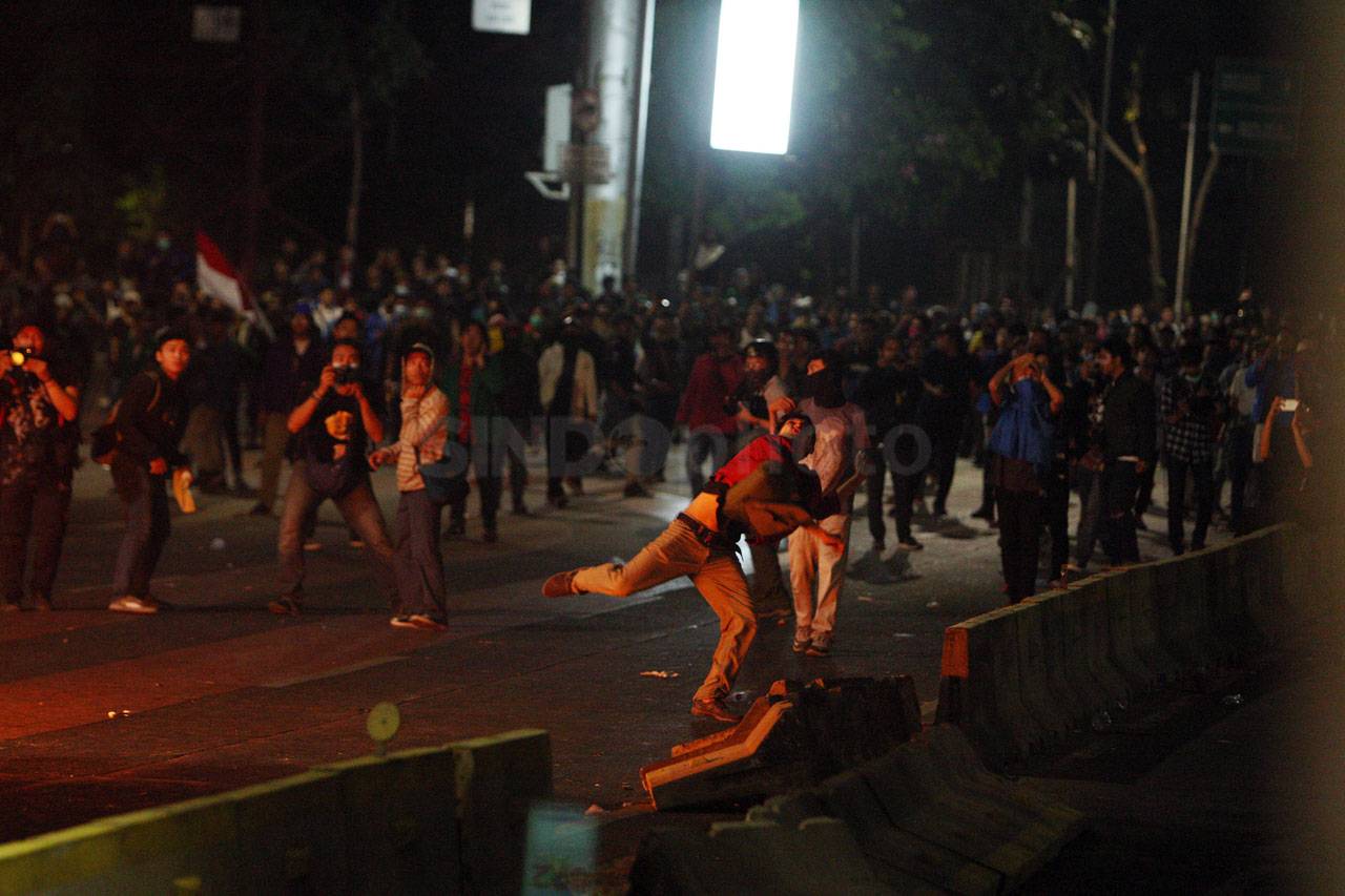 Kericuhan di Sekitar...