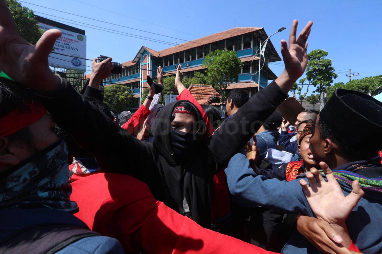 Mahasiswa Surabaya Tolak...