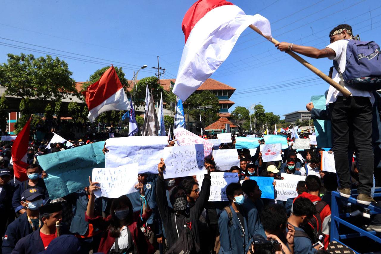 Mahasiswa Surabaya Tolak...