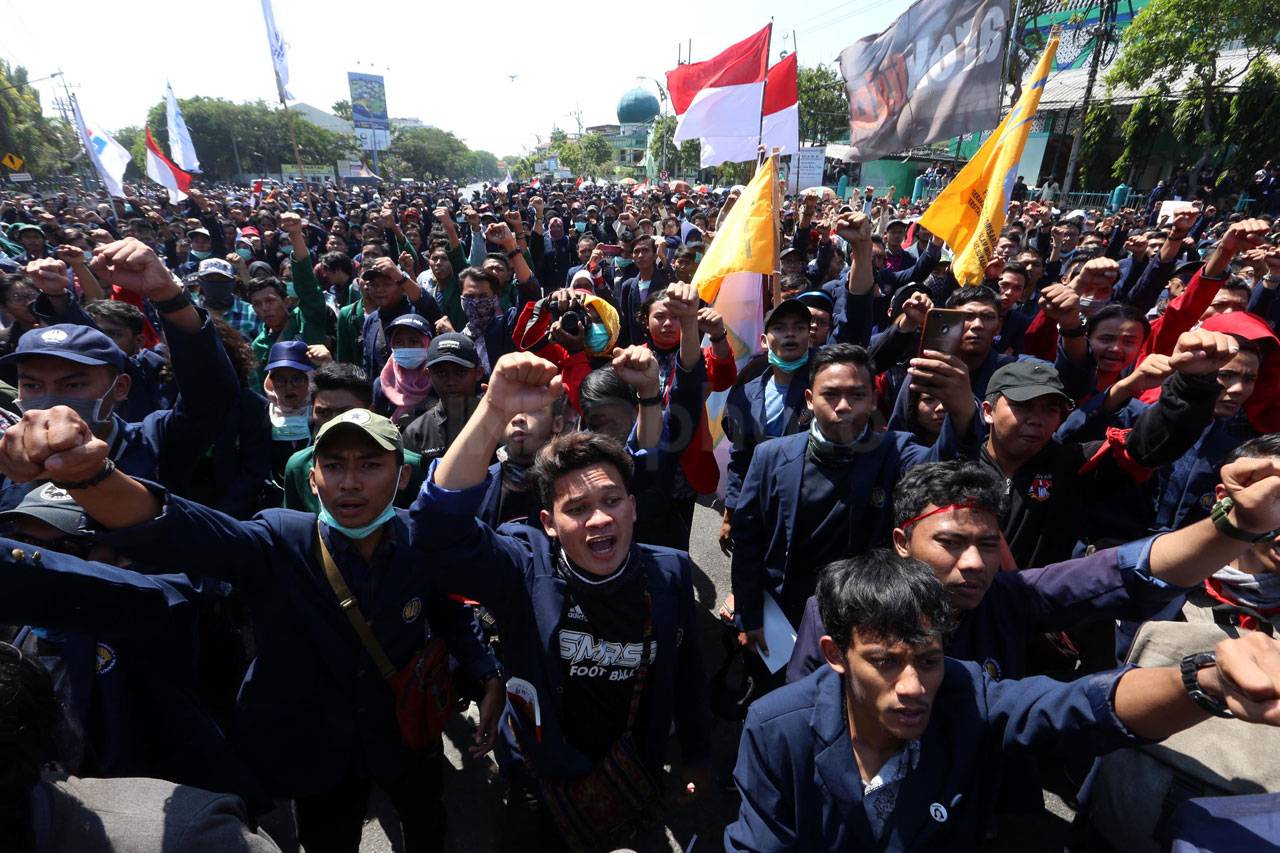 Mahasiswa Surabaya Tolak...