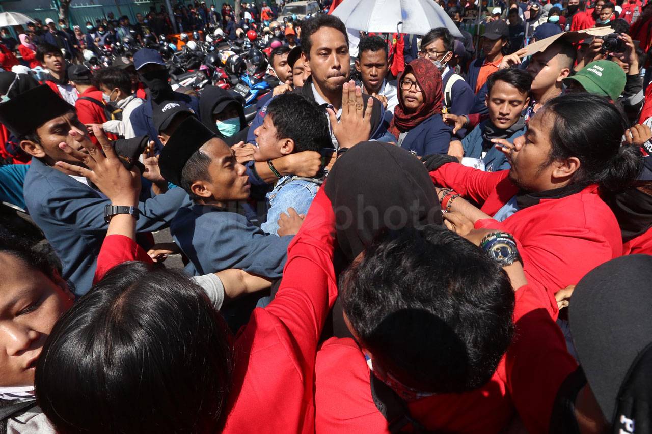 Mahasiswa Surabaya Tolak...