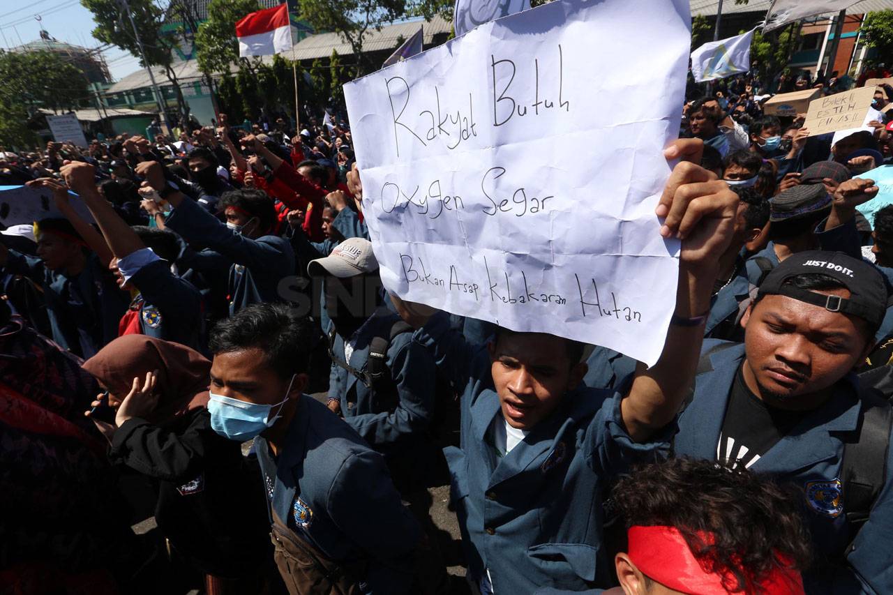 Mahasiswa Surabaya Tolak...