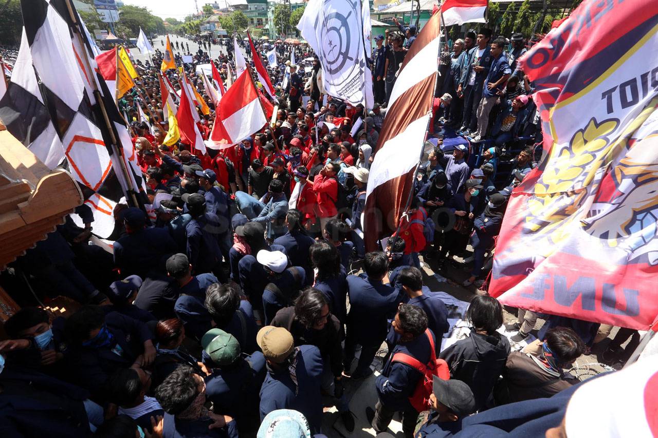 Mahasiswa Surabaya Tolak...