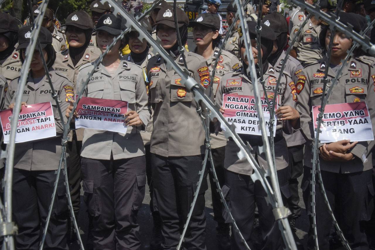 Mahasiswa di NTB Demo...