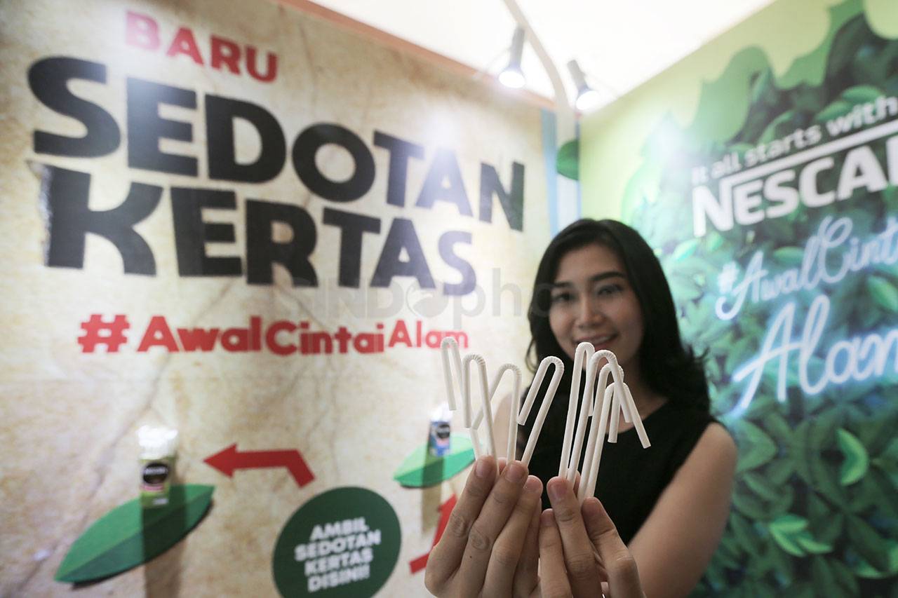 Sedotan Kertas Pertama...