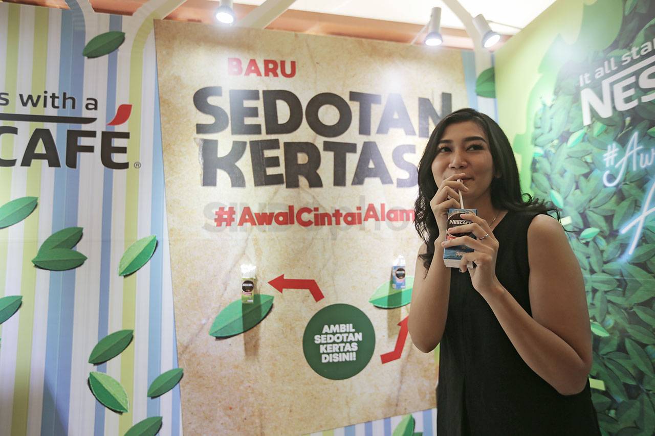 Sedotan Kertas Pertama...