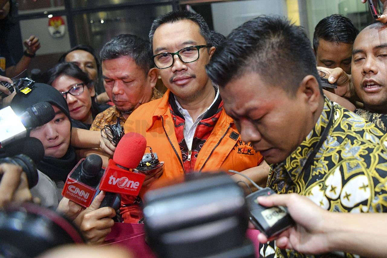 KPK Tahan Eks Menpora...