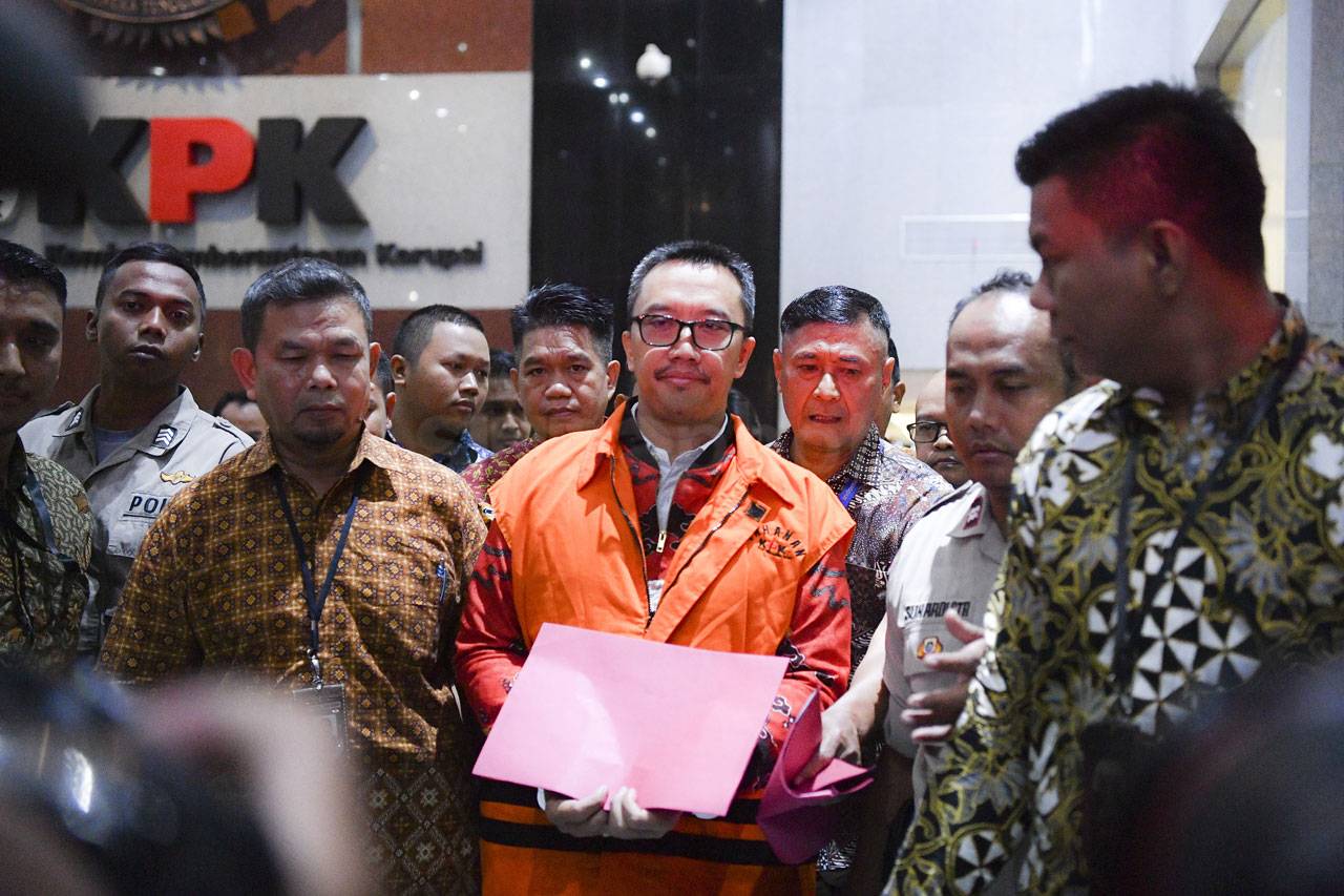 KPK Tahan Eks Menpora...