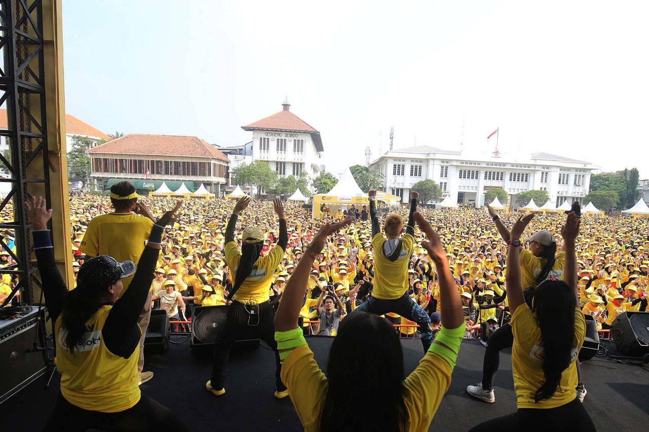 7.322 Orang Senam Aerobik...