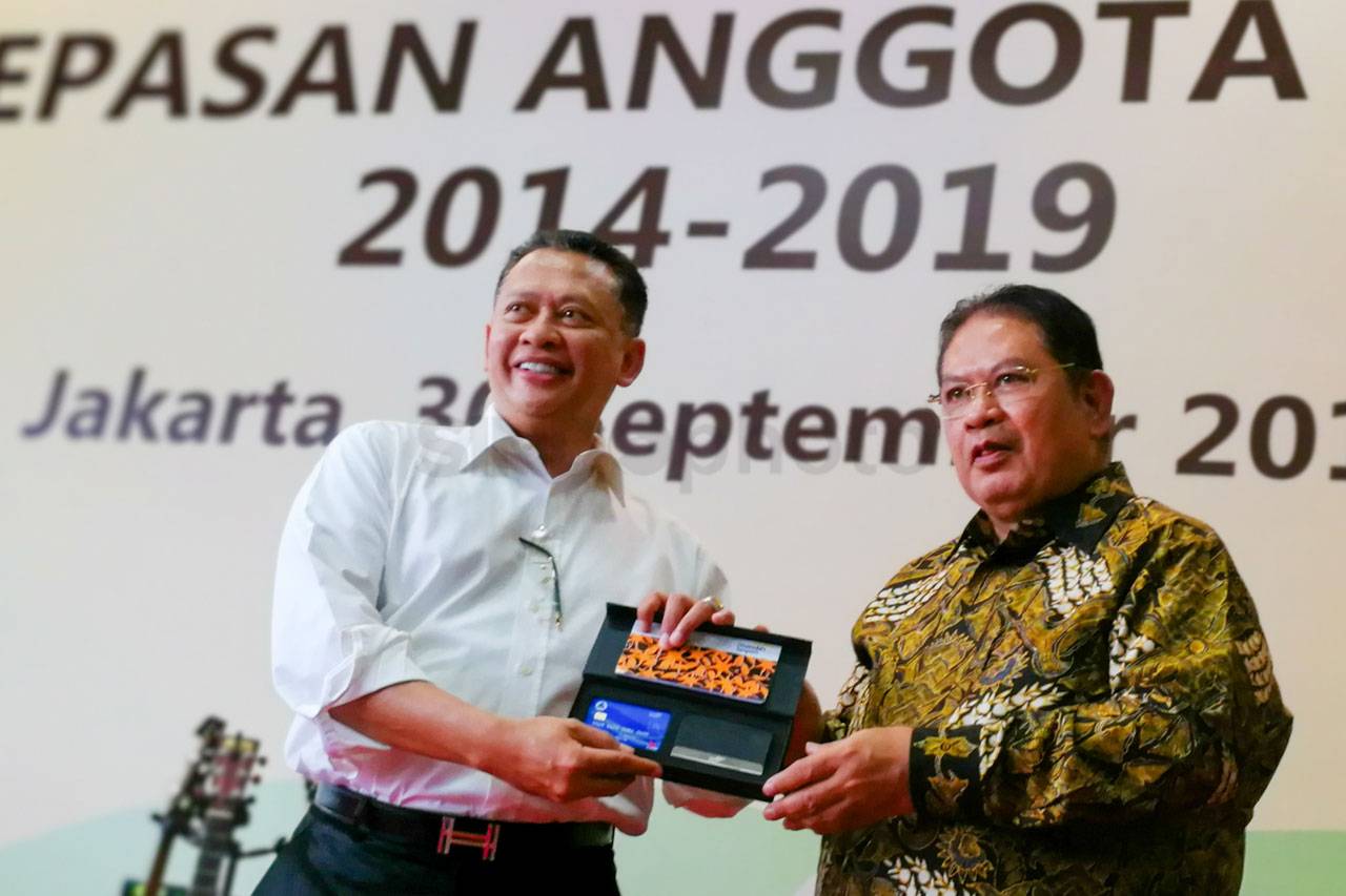 Taspen Serahkan Uang...