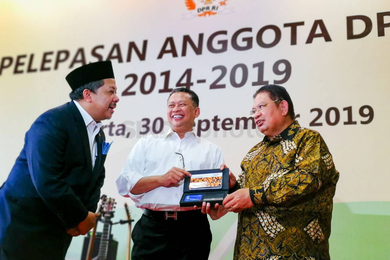 Taspen Serahkan Uang...