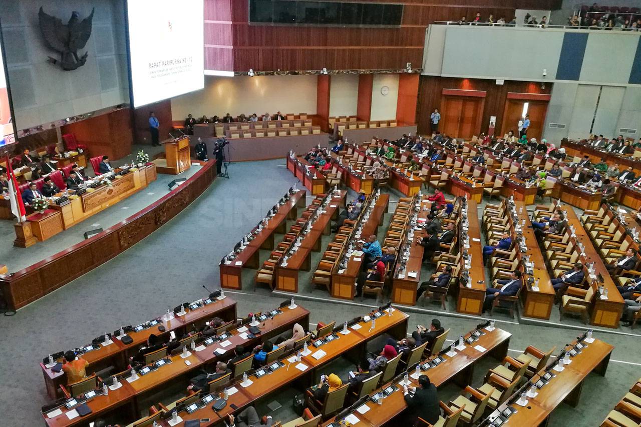 DPR Gelar Sidang Paripurna...