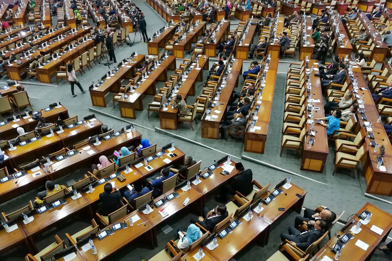 DPR Gelar Sidang Paripurna...