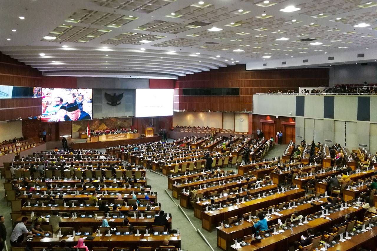 DPR Gelar Sidang Paripurna...