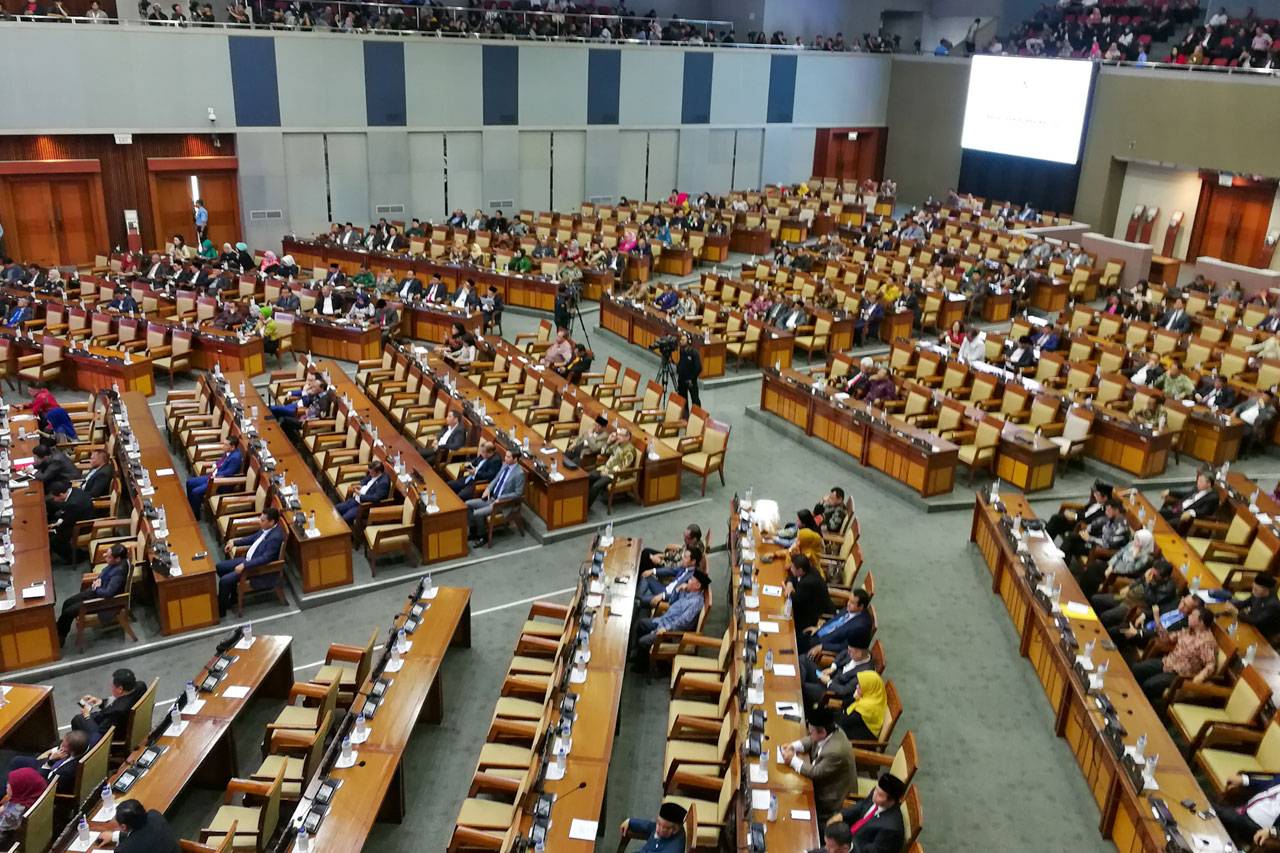 DPR Gelar Sidang Paripurna...
