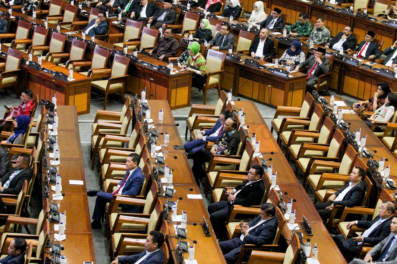 DPR Gelar Sidang Paripurna...
