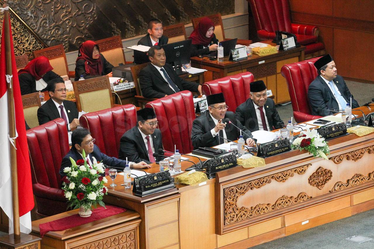 DPR Gelar Sidang Paripurna...