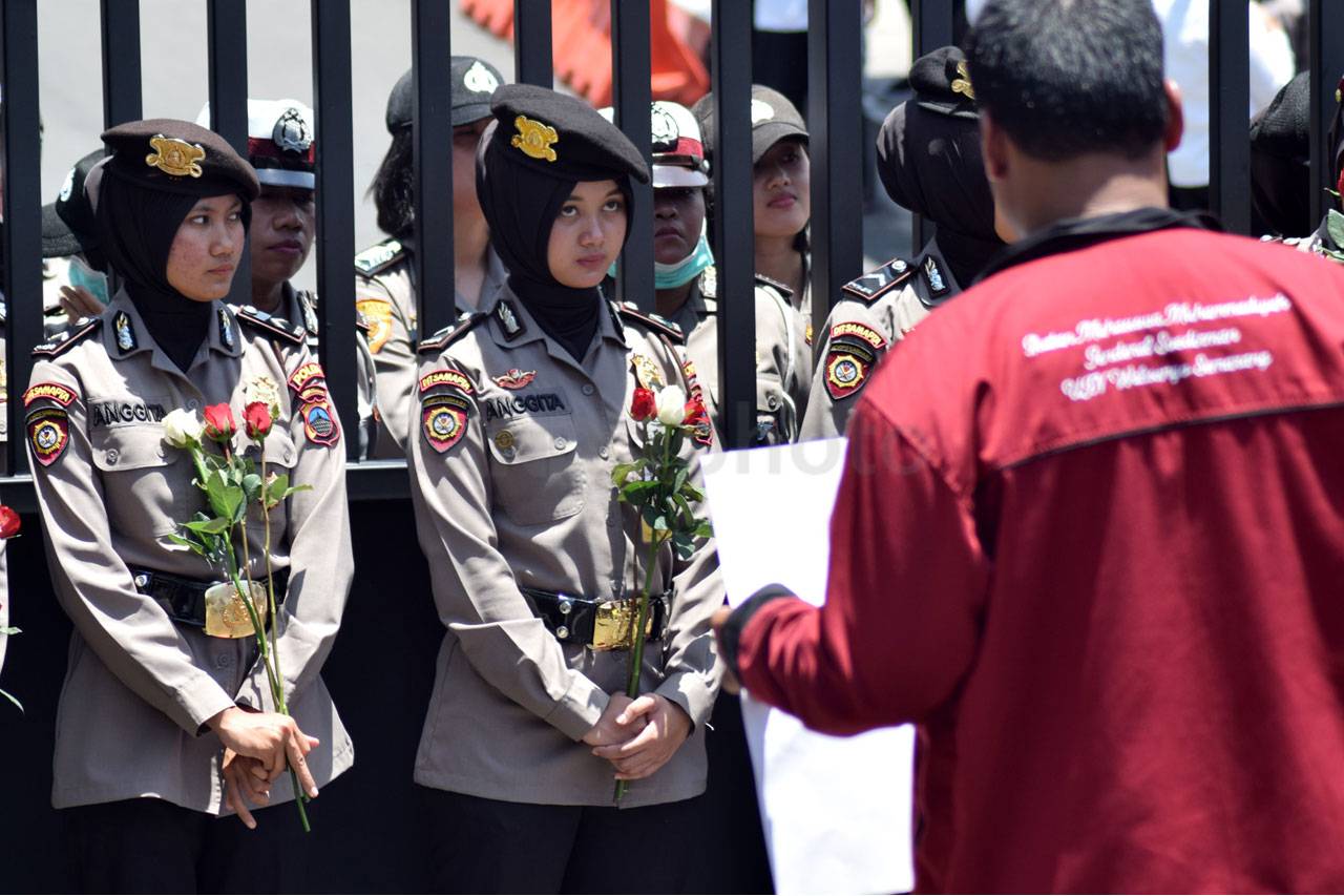Polwan Cantik Bagikan...