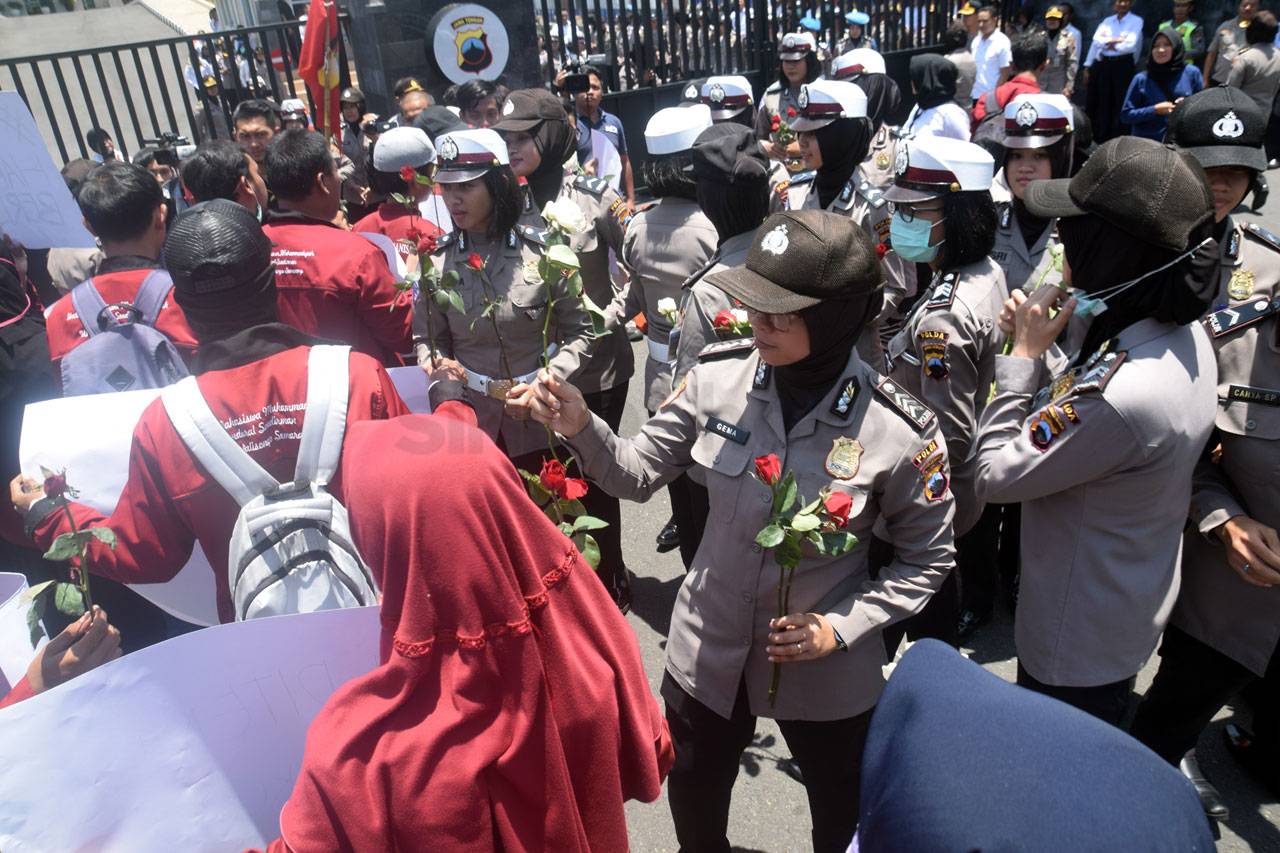 Polwan Cantik Bagikan...
