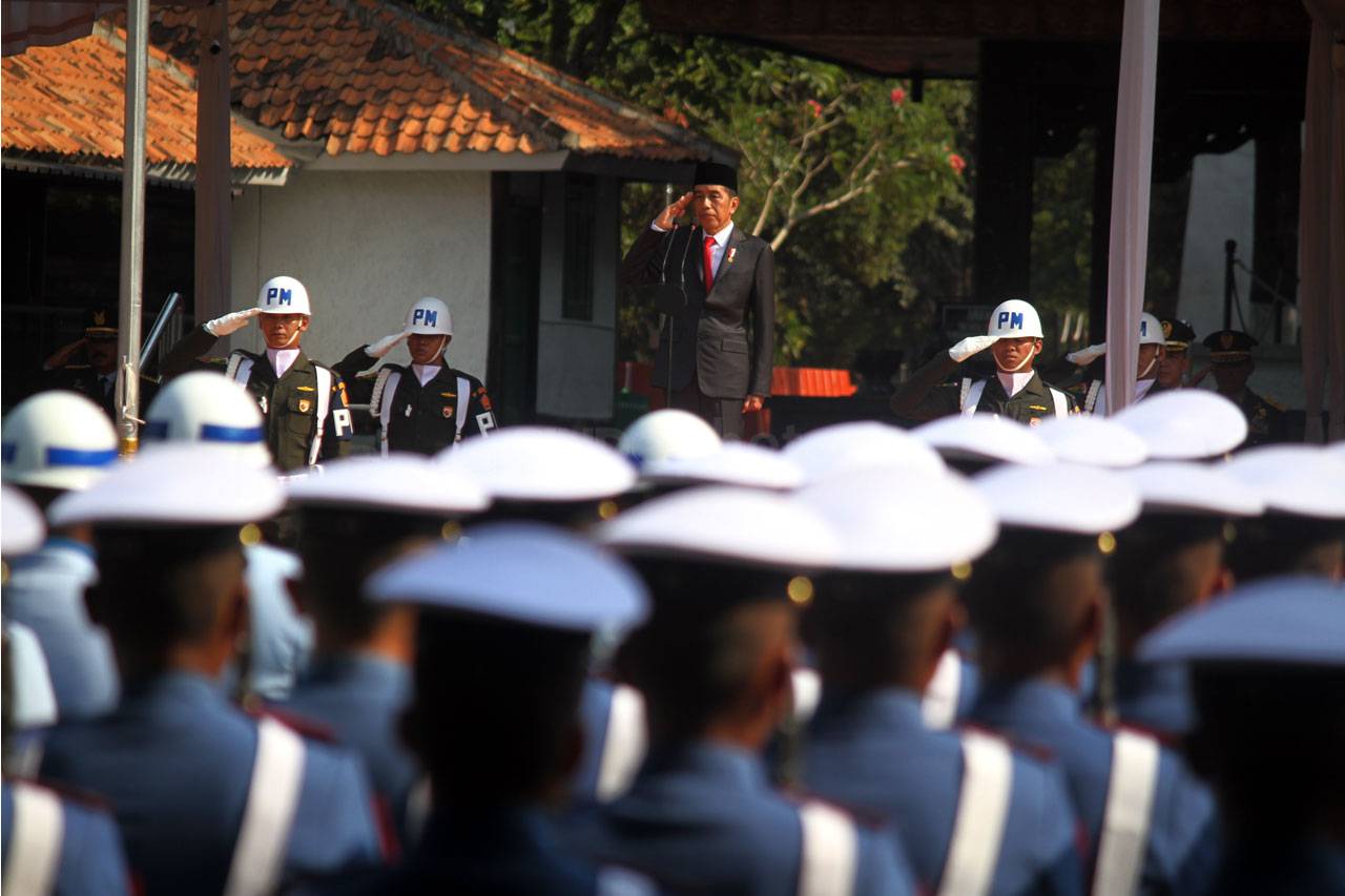 Jokowi Pimpin Upacara...