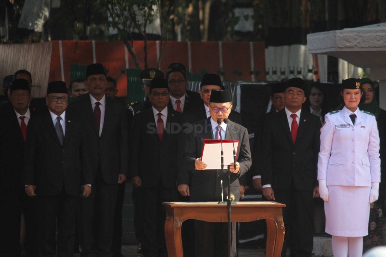Jokowi Pimpin Upacara...